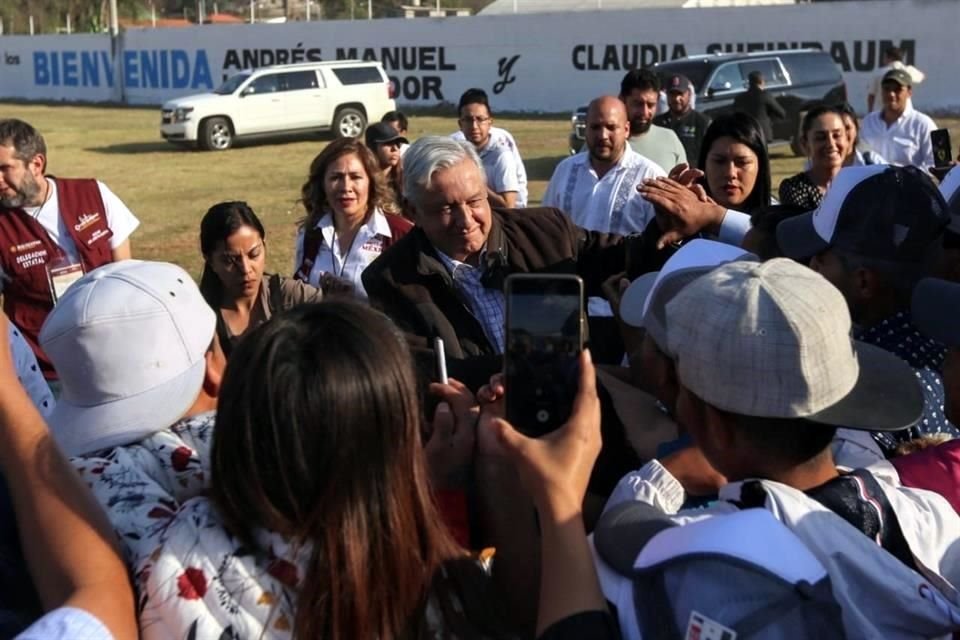 El Presidente López Obrador a su llegada al Centro de Enseñanza Momoxco.