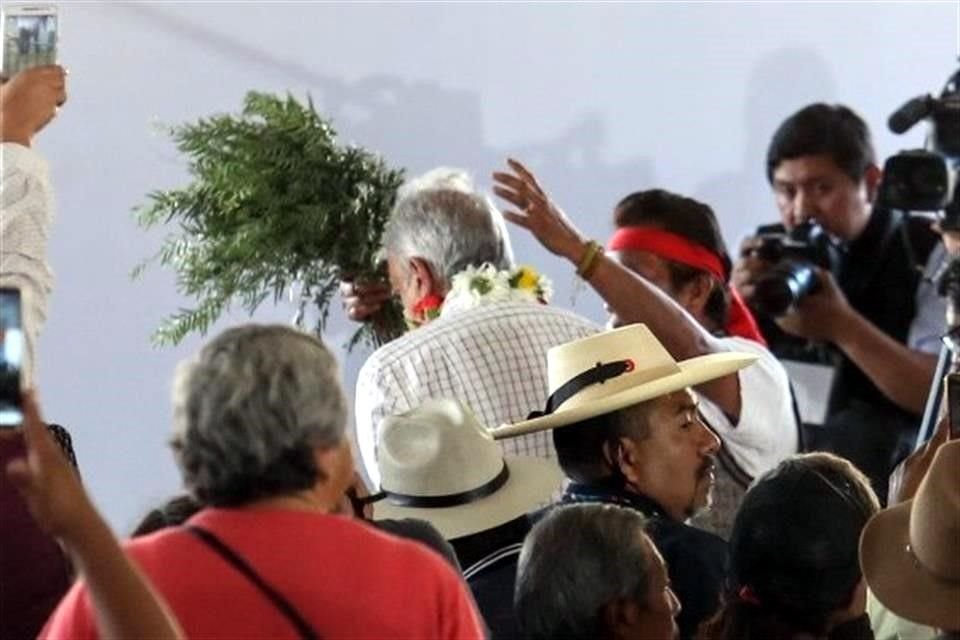 Representantes de los pueblos indígenas de Milpa Alta le realizaron 'una limpia' al Presidente.