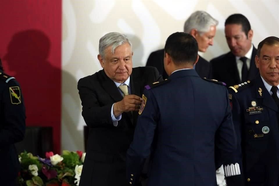 Durante el evento, el Presidente López Obrador entregó insignias al personal de la Fuerza Aérea Mexicana.
