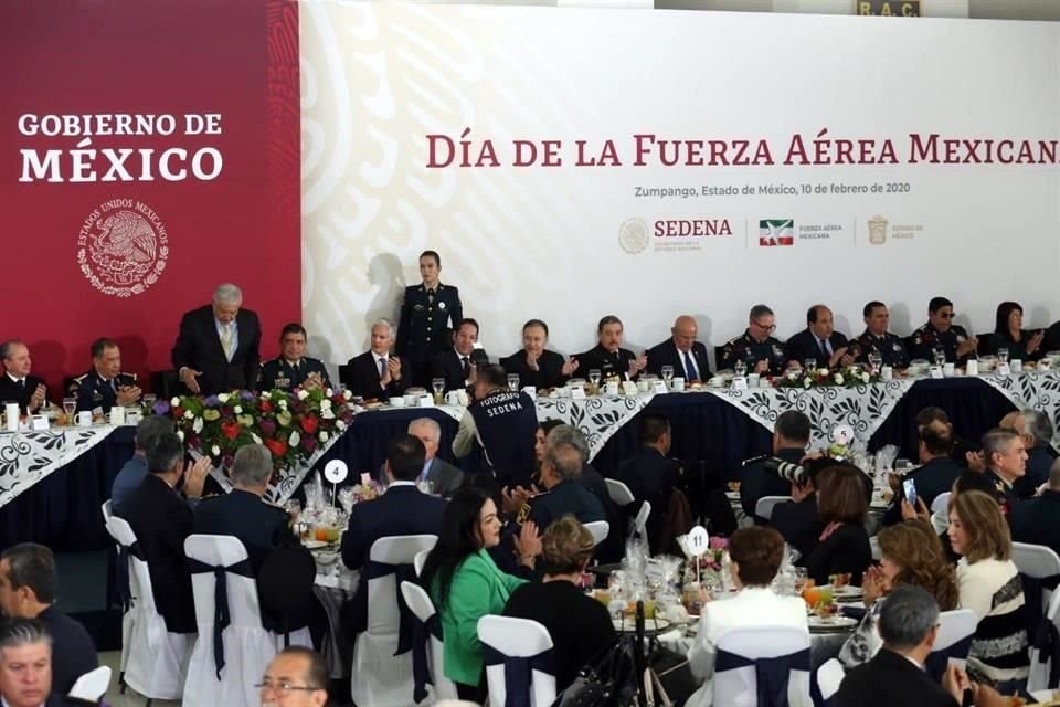 El Presidente López Obrador desayunó con elementos militares en la base aérea de Santa Lucía.