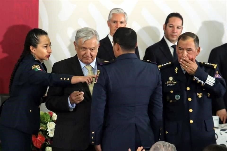 El Comandante de la FAM con el Presidente en la entrega de insignias.