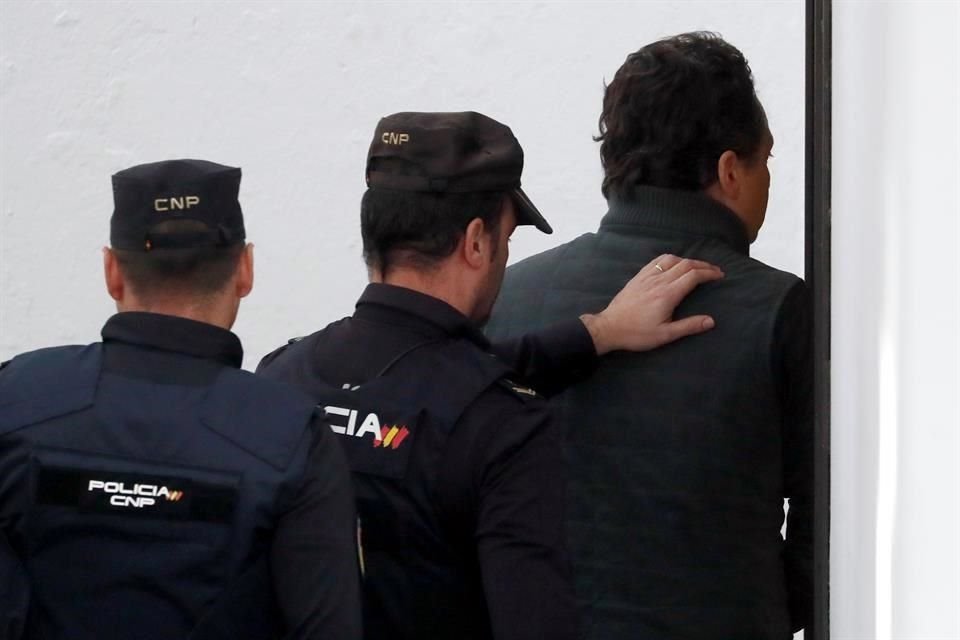 Un juez de la Audiencia Nacional española dictó prisión provisional a Emilio Lozoya Austin, detenido ayer en Málaga, por riesgo de fuga.