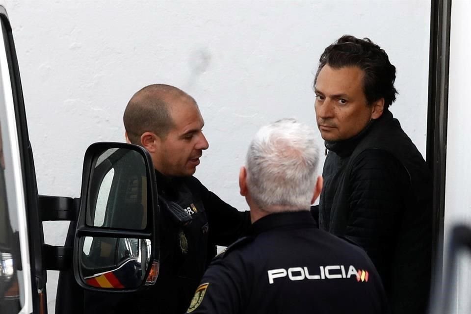 Un juez de la Audiencia Nacional española dictó prisión provisional a Emilio Lozoya Austin, detenido ayer en Málaga, por riesgo de fuga.