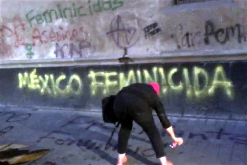 Mujeres realizaron algunas pintas en Palacio Nacional en protesta contra feminicidios.