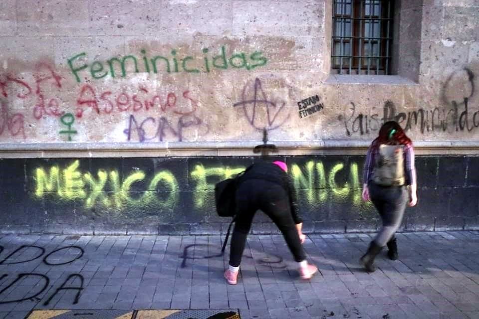 Algunas mujeres realizaron pintas durante protesta en Palacio.