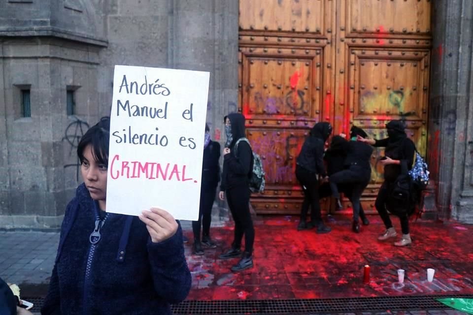Esta mañana, mujeres protestaron y realizaron pintas en Palacio Nacional para exigir acciones por la violencia contra las mujeres.