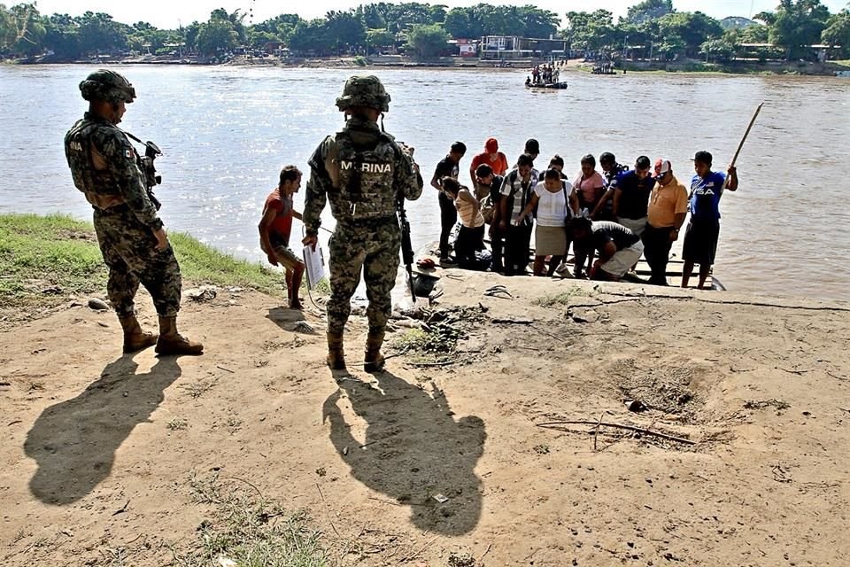 En un año, Fuerzas Armadas acumularon poder en vida pública y tareas como transportar combustible; expertos advierten abuso y riesgos.