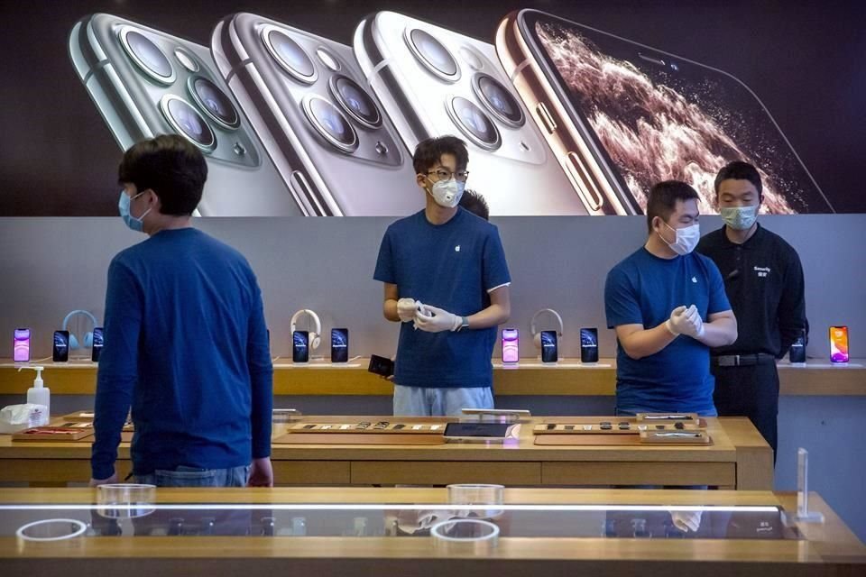 Empleados usan cubrebocas en una tienda de Apple en Beijing.
