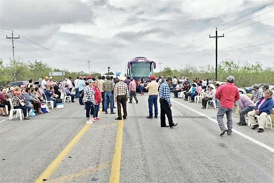 Durante ocho horas, cientos de productores agrícolas de Tamaulipas bloquearon ayer carreteras del Estado, como la Victoria-Matamoros (foto), por los recortes de recursos federales al campo.