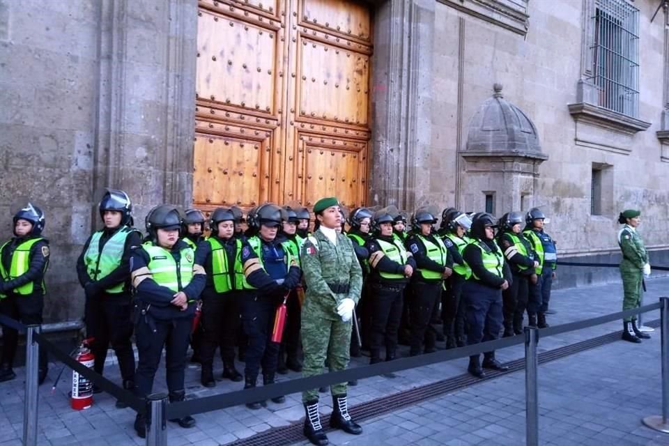 Las puertas de Palacio Nacional están resguardadas por mujeres militares y policías debido a la manifestación.