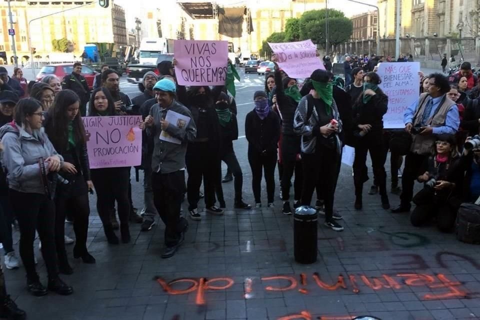 Durante la protesta, las mujeres realizaron pintas en la acera de Palacio Nacional contra el feminicidio.