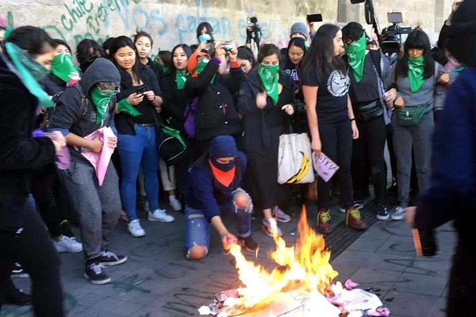 Las manifestantes quemaron el decálogo difundido por el Gobierno sobre la violencia contra mujeres.