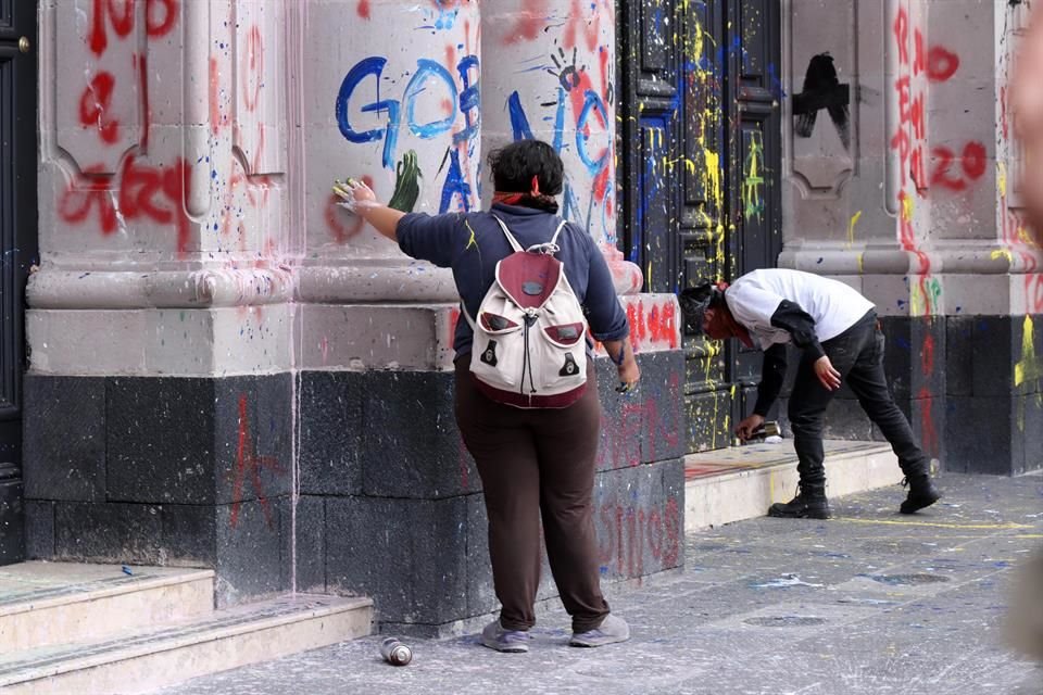 Opositores al tarifazo en el transporte públic del Edomex pintaron muros y puertas del Congreso del Estado el jueves pasado.