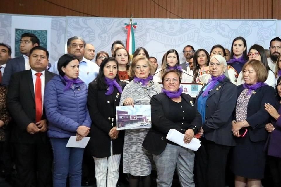 Diputados de Morena leyeron un posicionamiento ante violencia contra mujeres.
