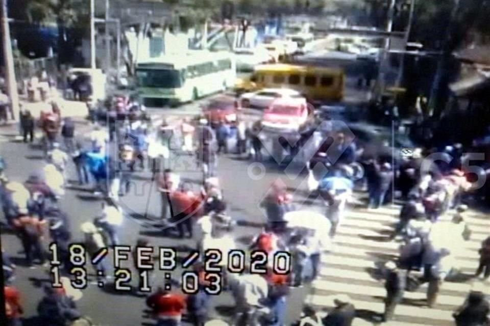 Manifestantes bloquean el cruce de Eje 7 Municipio Libre y Cuauhtémoc, frente a Sagarpa.