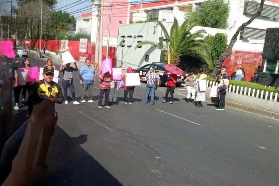 Mujeres bloquean lateral de Calzada de Tlalpan y del Hueso, en Coyoacán, como protesta por recorte a recursos a Fundación de Cáncer de Mama.