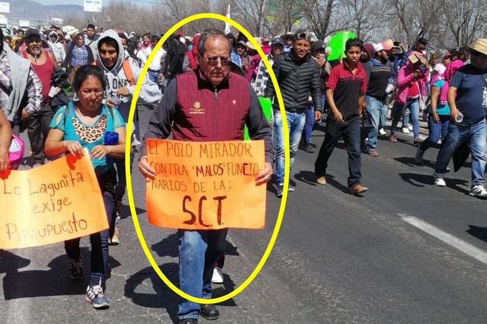 Ignacio Meza, director de Centro SCT en Hidalgo, fue obligado a marchar con un cartel contra 'malos funcionarios'.
