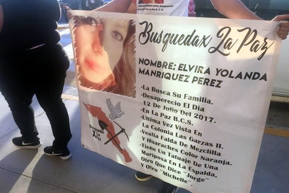 Los familiares de desaparecidos recibieron al Presidente AMLO con una protesta en el aeropuerto de La Paz.
