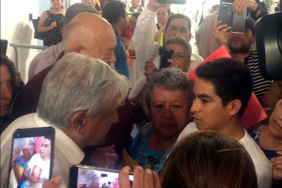 Los familiares de desaparecidos recibieron al Presidente AMLO con una protesta en el aeropuerto de La Paz.