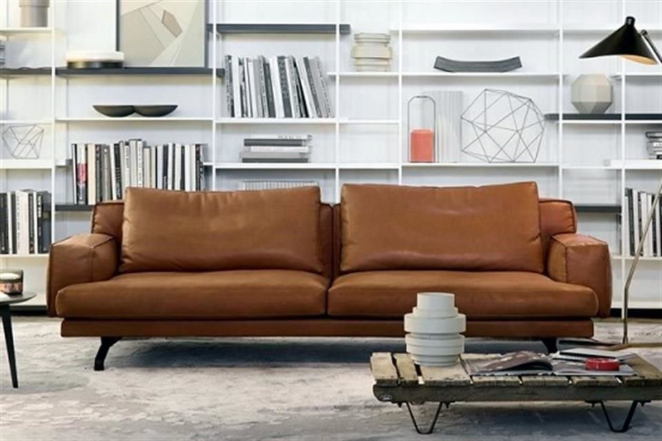 Un sofá de piel es una pieza que puede agregar un toque elegante a la habitación.