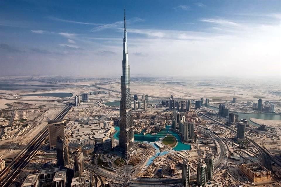 La torre con mayor altura en el mundo es la Burj Khalifa, en Dubai. Ésta alberga en sus 829.8 metros de altura oficinas, un hotel y departamentos.