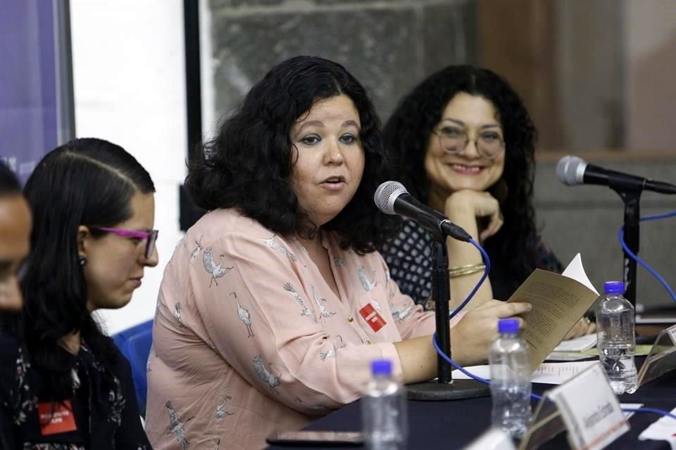 La poeta y docente Alejandra Estrada, además, pidió compresión y apoyo para las mujeres que, como ella misma, no podrán dejar de laborar ese día.