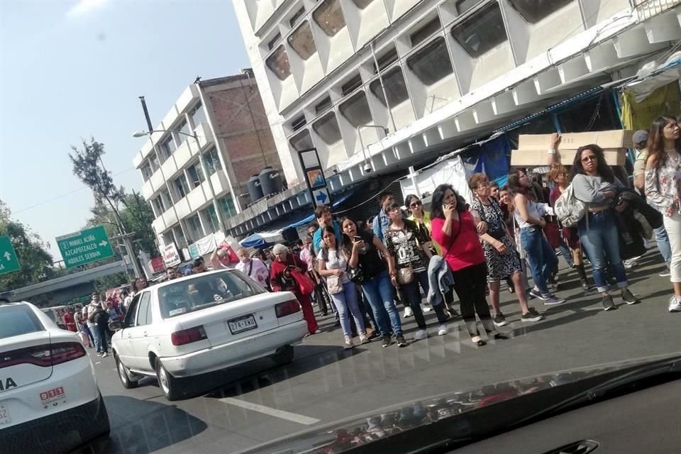 Decenas de personas tuvieron que salir del Metro Tacuba, porque no hay servicio de transporte, y buscar otra forma de moverse.