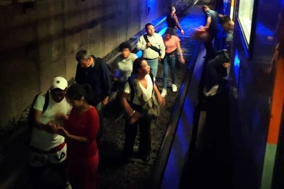 Desalojo de usuarios en el túnel de la línea dos Cuatro Caminos-Tasqueña.