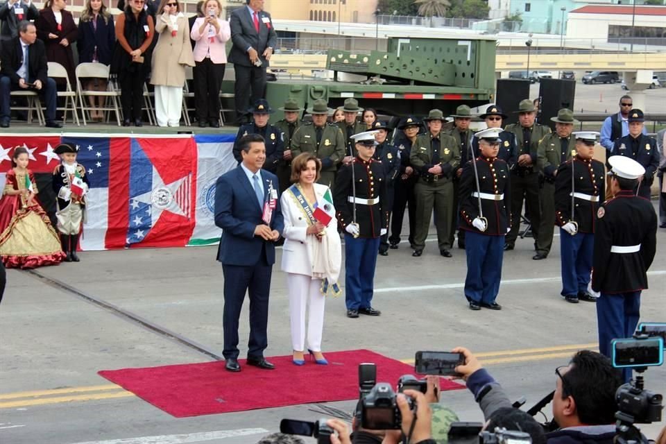 Nancy Pelosi y el Gobernador de Tamaulipas encabezaron la 'Ceremonia del Abrazo' en el Puente II, que une a Laredo con Nuevo Laredo.