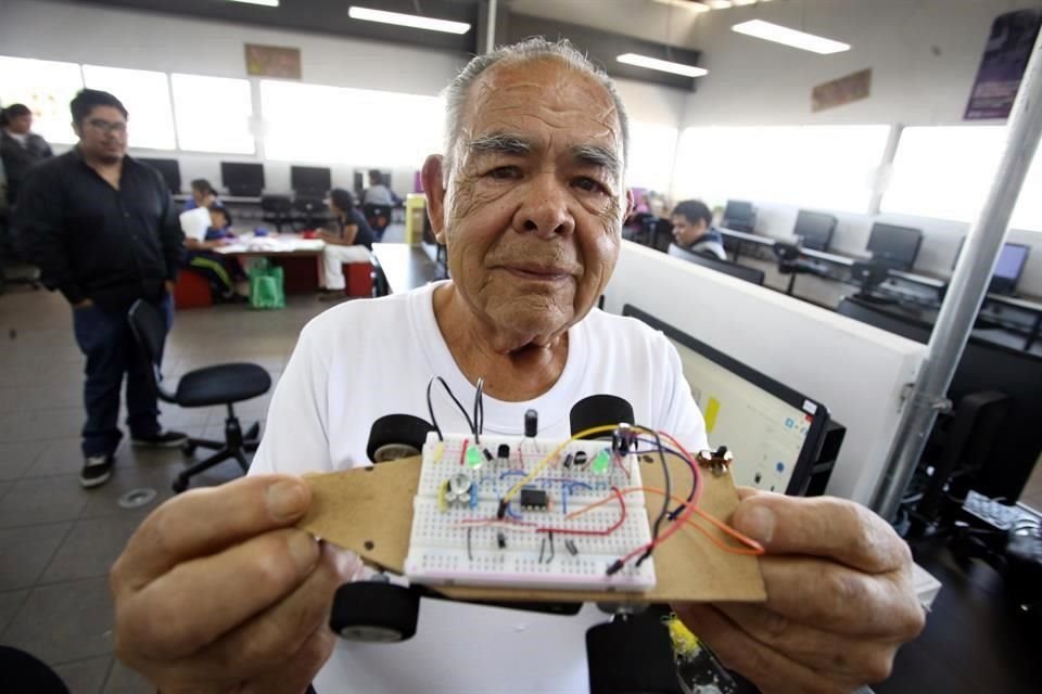 A sus 76 años, Leonardo Castro aprendió robótica y computación.