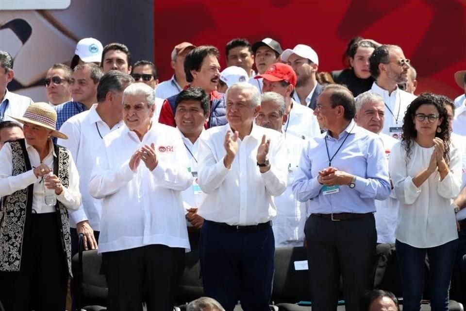 De izquierda a derecha: Sánchez Cordero, Aceves del Olmo, López Obrador, Salazar Lomelín y Alcalde.