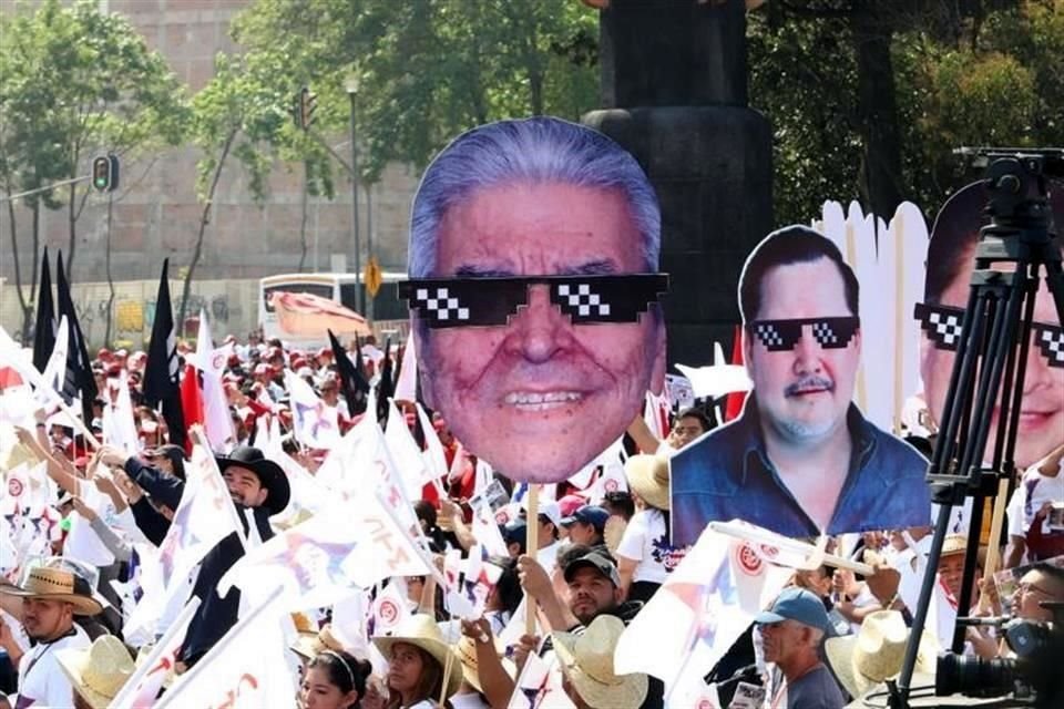 Sindicalizados alzan una imagen de su líder sindical.