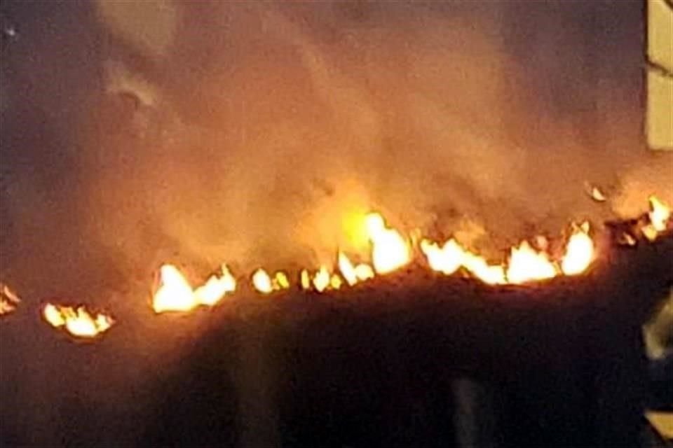 Un incendio se registra en pastizales de la Colonia Centro Santa Fe; bomberos ya laboran en el lugar y descartan riesgo a viviendas.