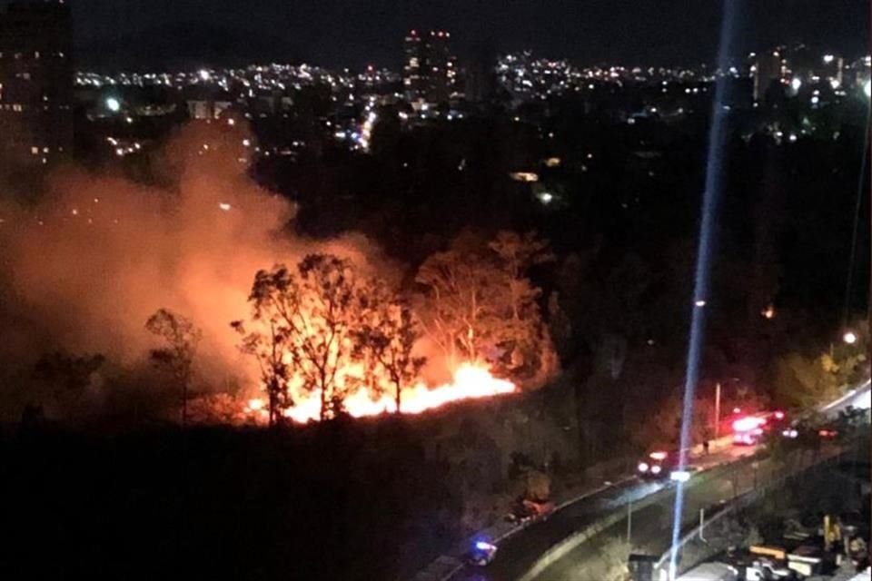 Un incendio se registra en barrancas de la Colonia Centro Santa Fe; bomberos ya laboran en el lugar y descartan riesgo a viviendas.