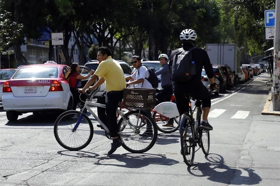 Entre la banqueta y el carril de autos aparcados, la Secretaría de Obras concluyó un primer tramo de ciclovía en la Roma, que ya es usada por ciclistas.