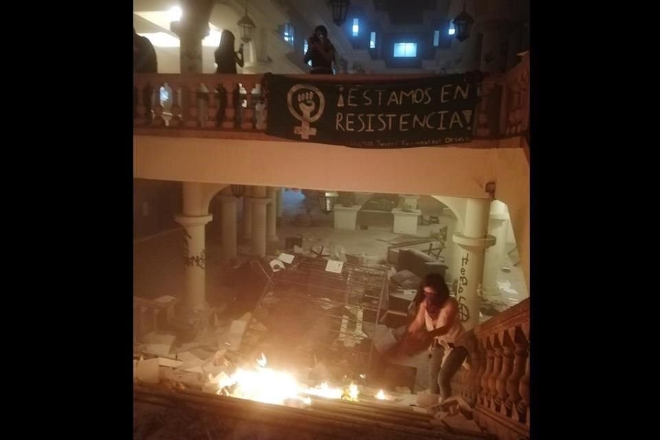 Las manifestantes quemaron papeles al interior del edificio.