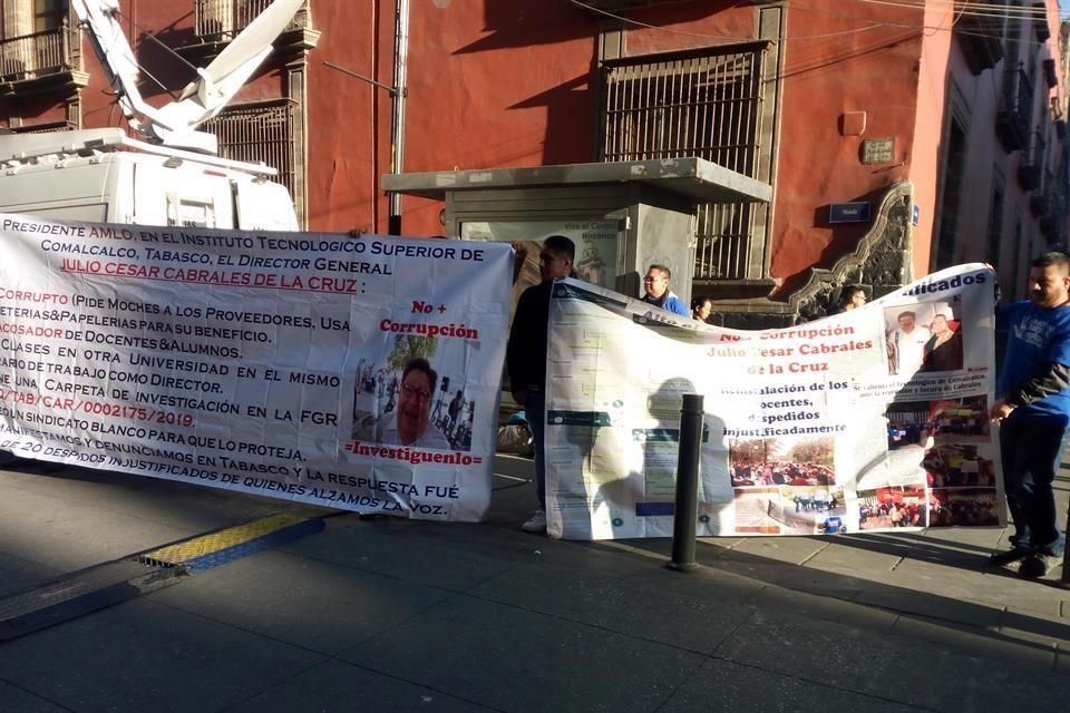 Los ex trabajadores se manifiestan afuera de Palacio Nacional.