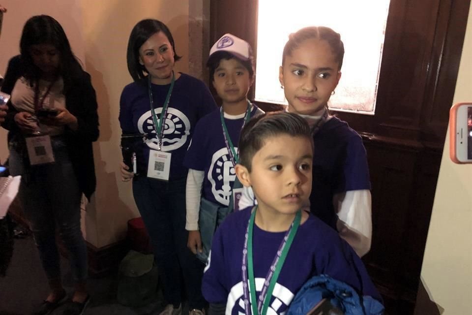 Tres niños ingresaron a la conferencia de prensa en Palacio Nacional, pero no tuvieron oportunidad de hacer sus cuestionamientos.