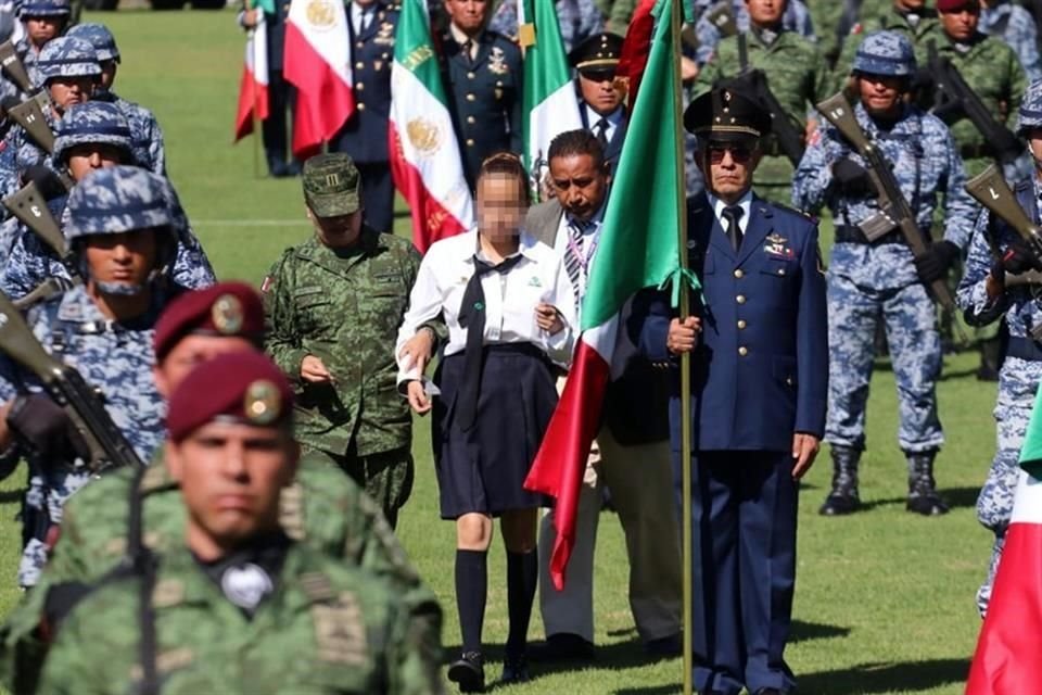 Al menos 15 alumnas de escuelas invitadas a la ceremonia por el Día de la Bandera en Campo Marte sufrieron insolación y desmayos.
