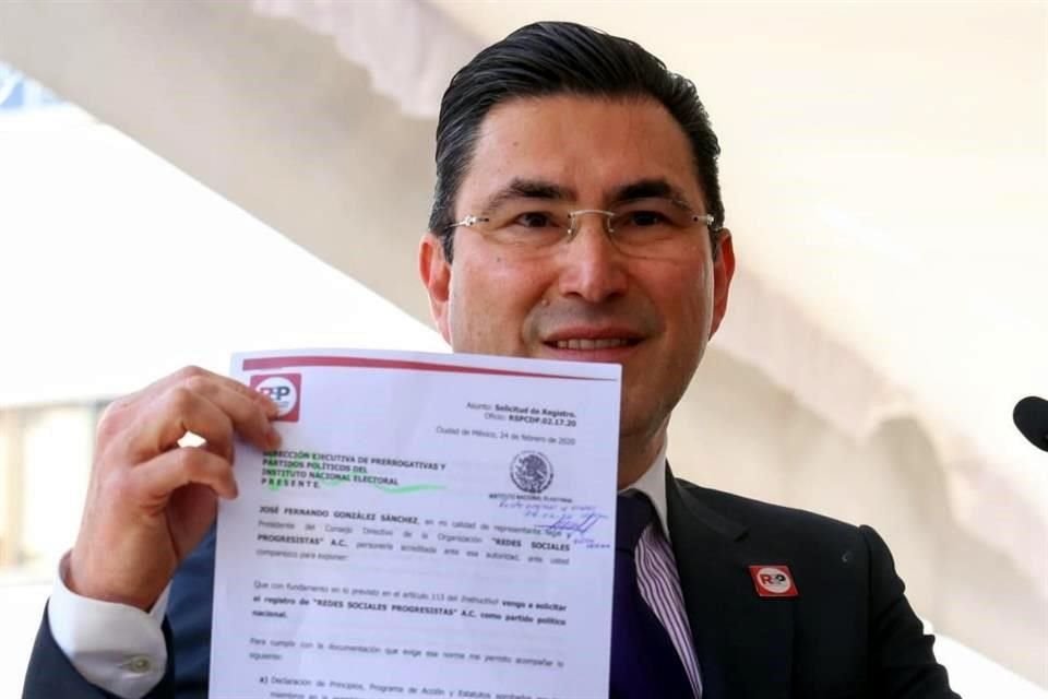 Fernando González, presidente de la organización, entregó los documentos básicos.