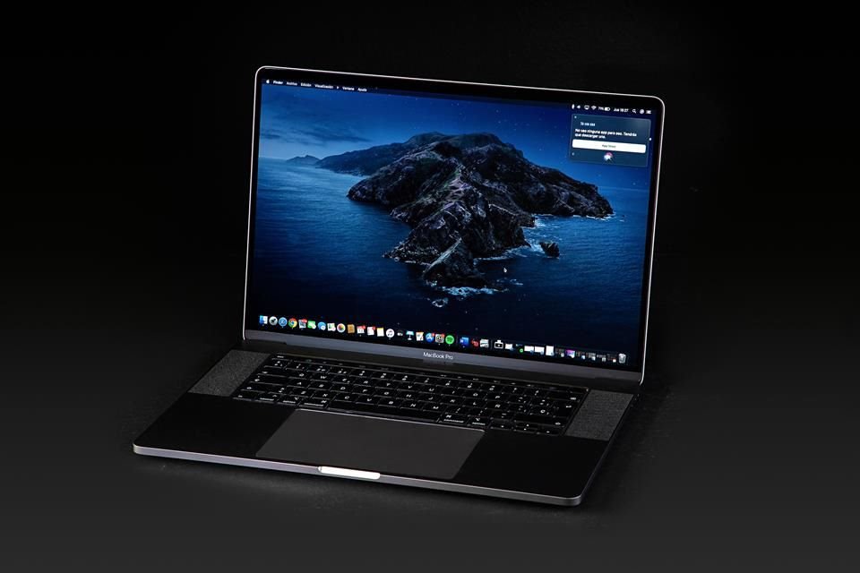 Después de cuatro años, la MacBook Pro se renueva y llega con Touch Bar, nuevo teclado, puertos USB-C y un precio inicial de 65 mil pesos.
