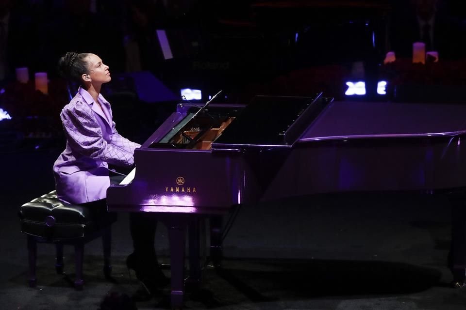 Alicia Keys tocó en el piano la sonata 'Claro de Luna' de Beethoven, pieza clásica favorita del fallecido jugador de baloncesto.