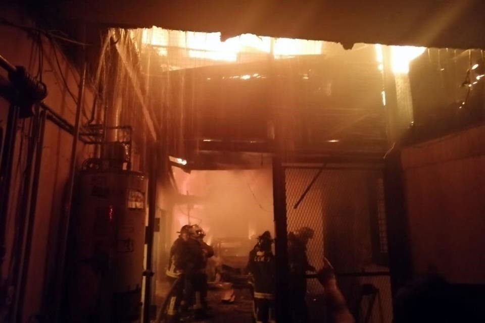 Un incendio consume una fábrica de muebles ubicada en Santa Martha Acatitla, en la Alcaldía Iztapalapa.