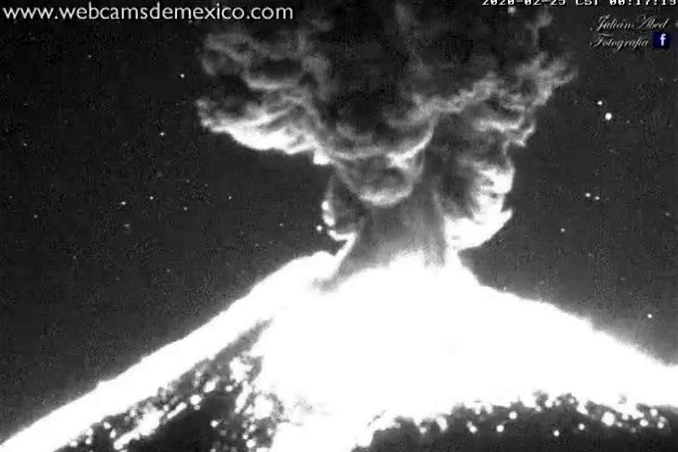 El volcán Popocatépetl registró una explosión la madrugada del martes, informó el Centro Nacional de Prevención de Desastres.