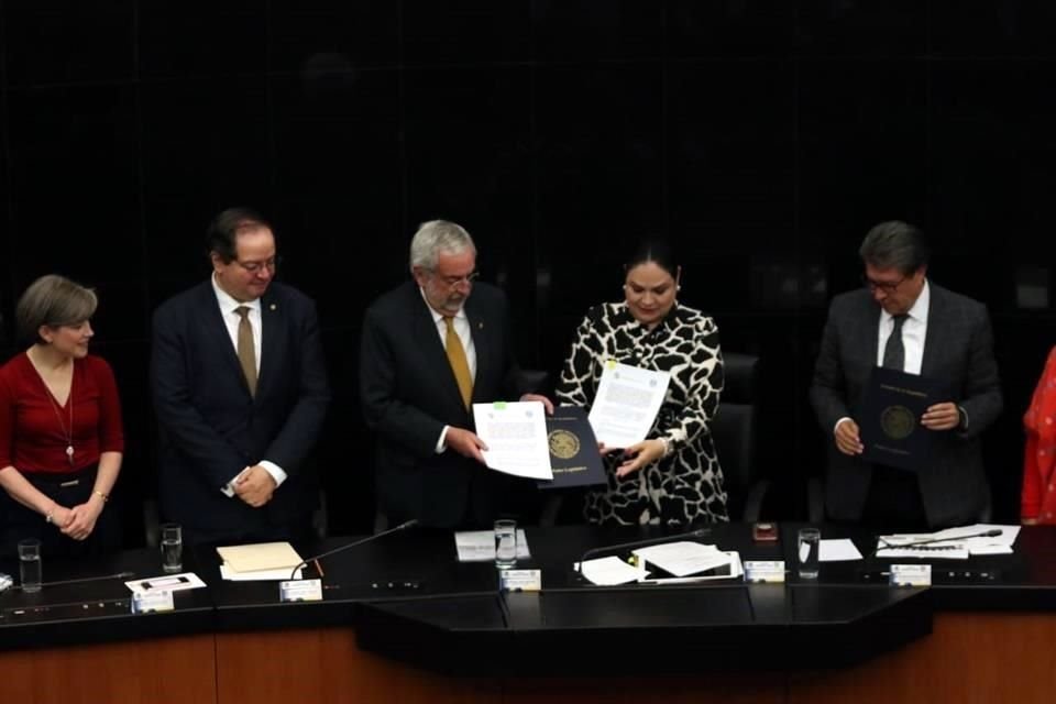 El Rector y el Senado firmaron un convenio de colaboración.