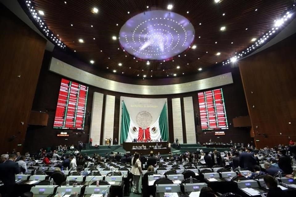 Con 347 votos a favor, los diputados aprobaron eliminar del documento la prohibición para que puedan participar en el proceso mexicanos por naturalización.