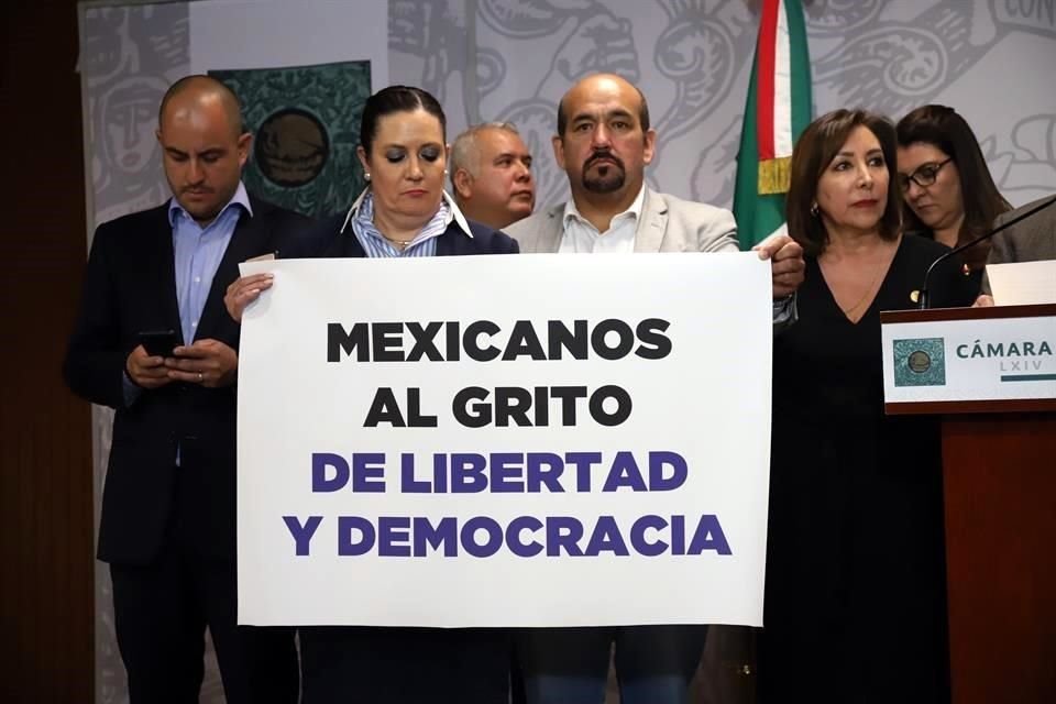 Legisladores del PAN con pancartas contra Morena en el marco del proceso de selección de consejeros electorales del INE.