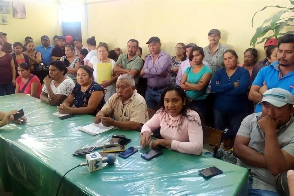 En rueda de prensa, los desplazados de Leonardo Bravo señalaron los nexos que tiene el Gobierno y el Ejército Mexicano con el grupo criminal de Tlacotepec.