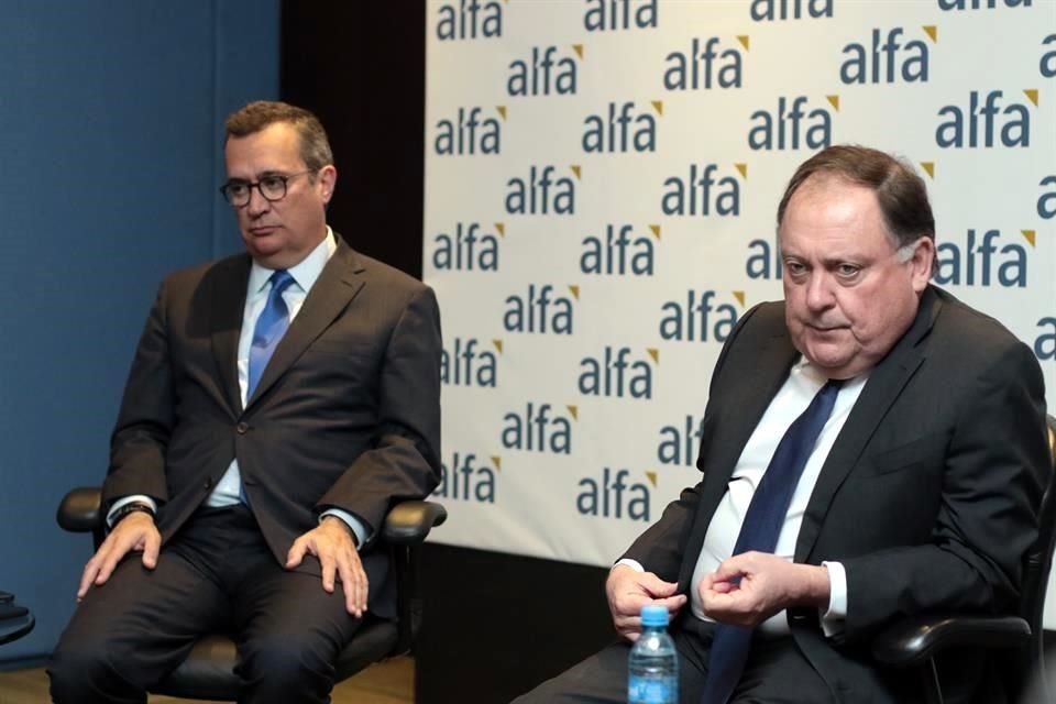 Armando Garza Sada (der.) y Álvaro Fernández Garza, presidente y director general de Alfa, respectivamente