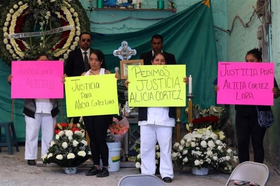 Tras ser encontrada ayer por la tarde, los restos de Alicia Cortez Rivera, quien estaba desaparecida, fueron velados por sus familiares, quienes clamaron justicia.
